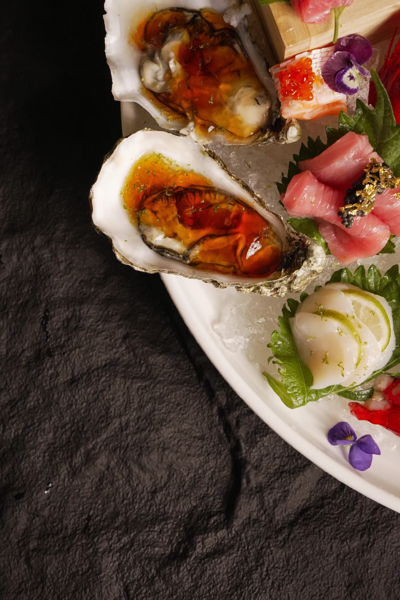 Ostras, sashimi y vieira sobre hielo