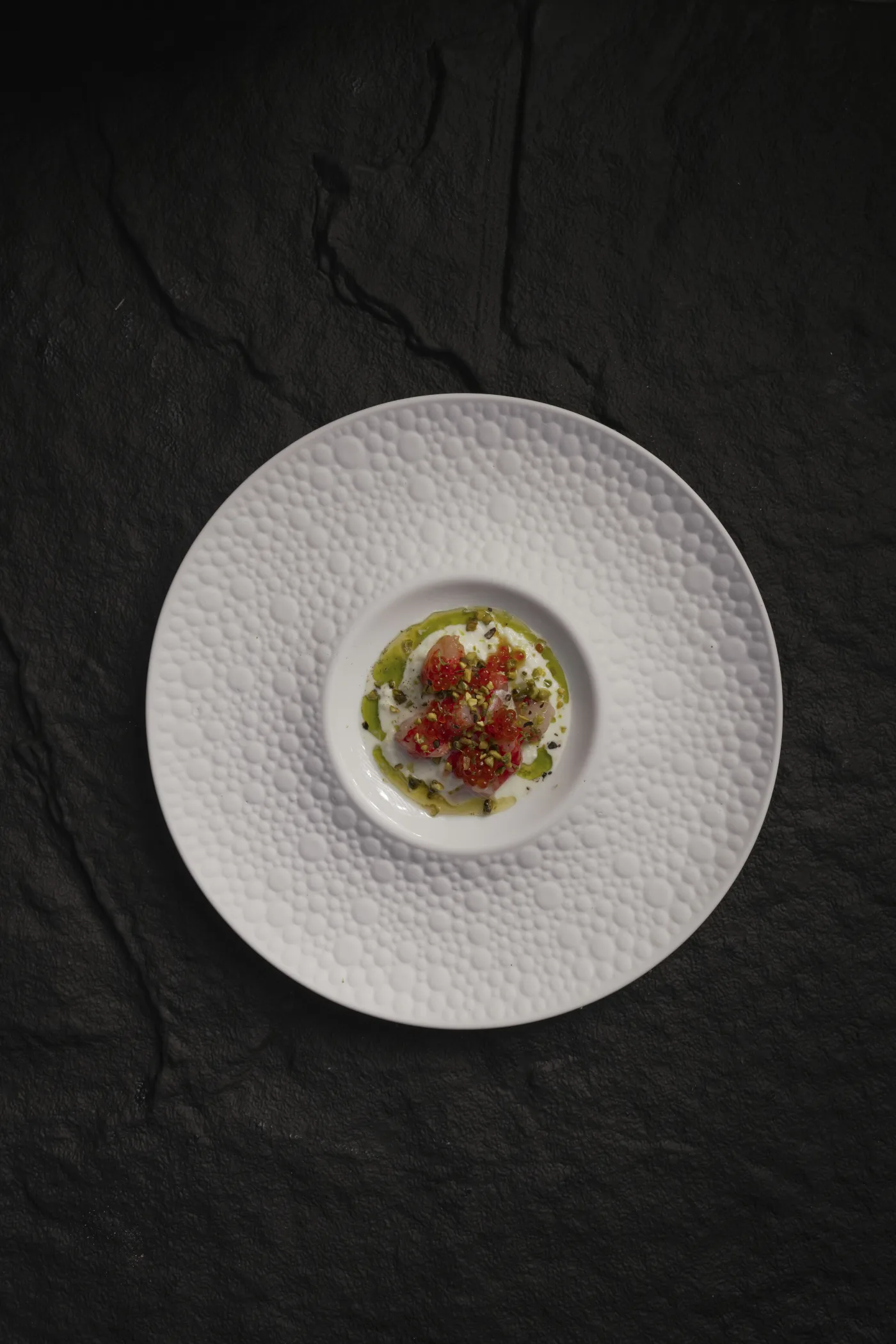Composición de marisco sobre porcelana blanca